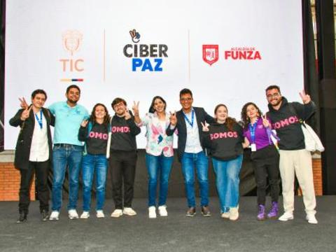 Grupo de jóvenes participantes del Evento de CiberPaz