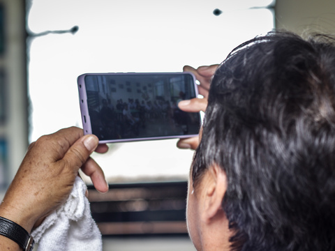Hombre grabando un video con su celular