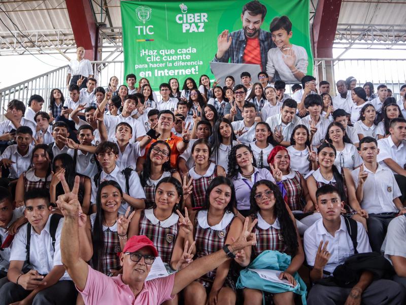 Grupo de personas reunidas en medio de un evento de Ciberpaz