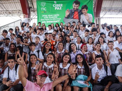 Grupo de personas reunidas en medio de un evento de Ciberpaz
