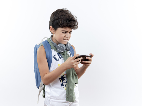 Niño mirando la pantalla de su celular mientras lo sostiene en sus manos