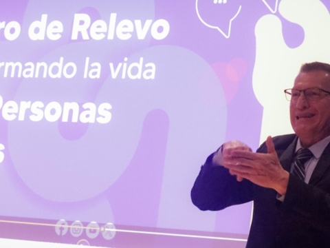 Hombre hablando en lenguaje de señas