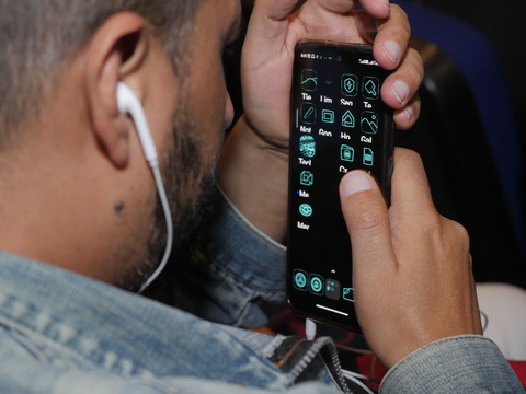 Hombre con audífonos usando herramientas tecnológicas para personas con discapacidad visual