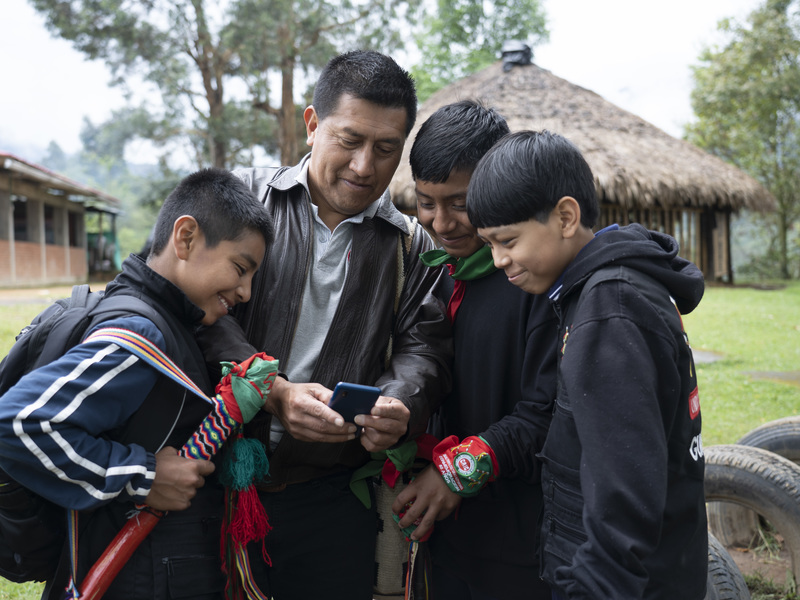 Niños usando su celular